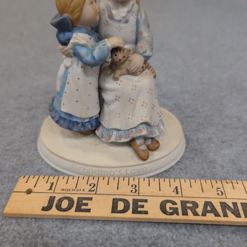 Holly Hobbie Grandmas Love Porcelain Figurine Limited Edition 1983 NA306 - Picture 5 of 5